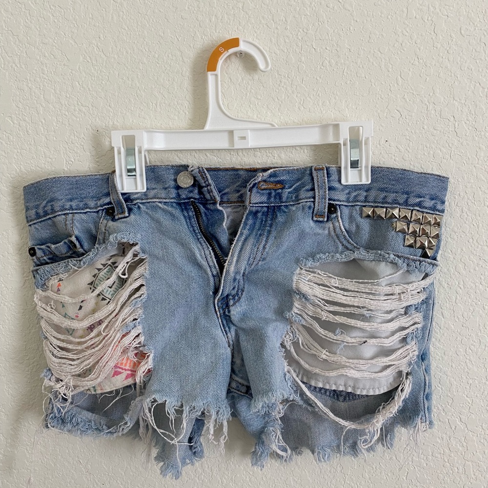 SUPER CUTE LF RIPPED JEAN SHORTS